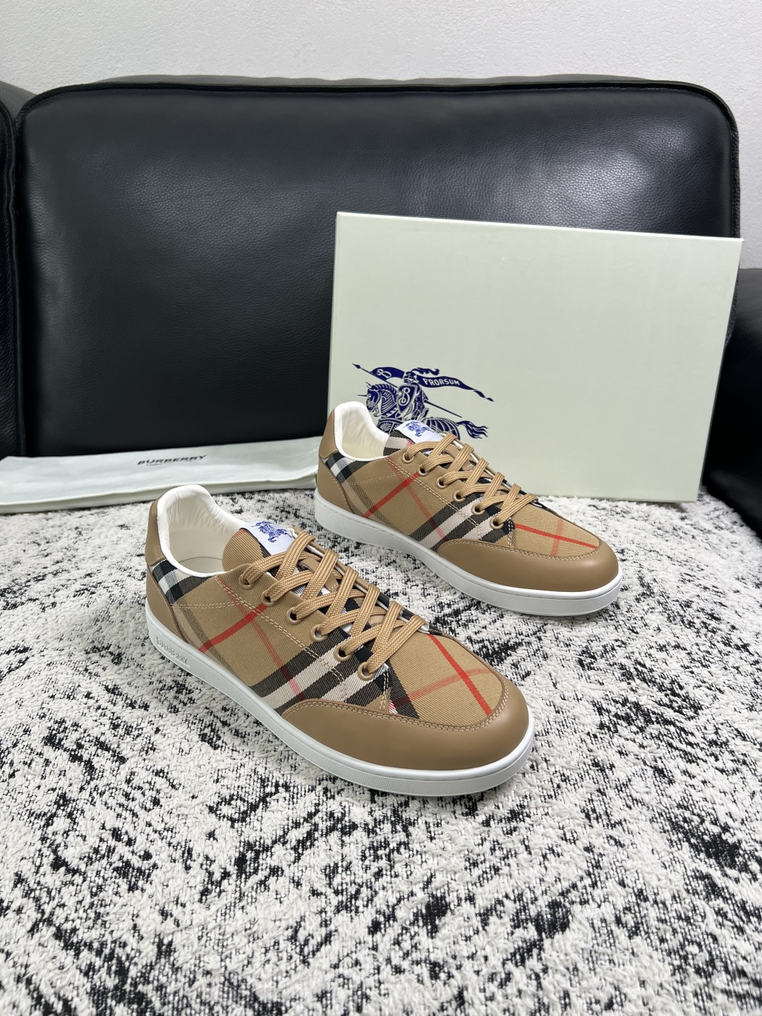 BURBERRY 顶级工艺品 巴宝莉 专柜同步,原厂配置意大利进口牛皮面料,高品质复杂拼接工艺,进口牛皮内里垫,透气舒 BURBERRY 顶级工艺品 巴宝莉 专柜同步,原厂配置意大利进口牛皮面料,高品质复杂拼接工艺,进口牛皮内里垫,透气舒