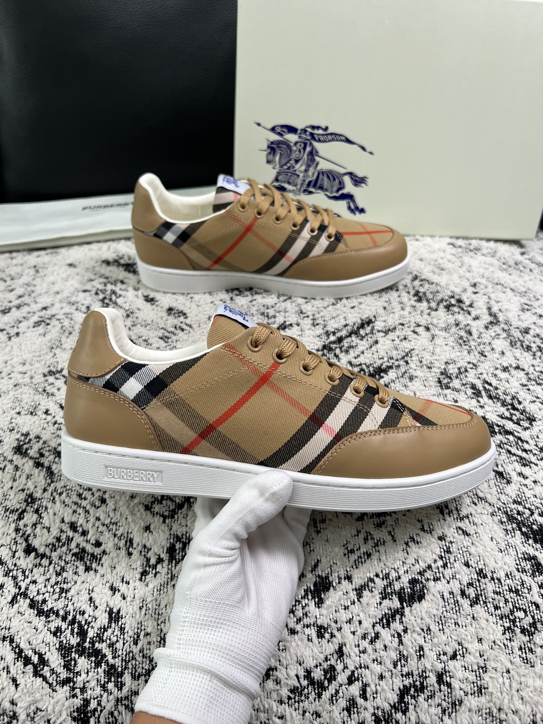 BURBERRY  顶级工艺品 巴宝莉 专柜同步，原厂配置意大利进口牛皮面料，高品质复杂拼接工艺，进口牛皮内里垫，透气舒