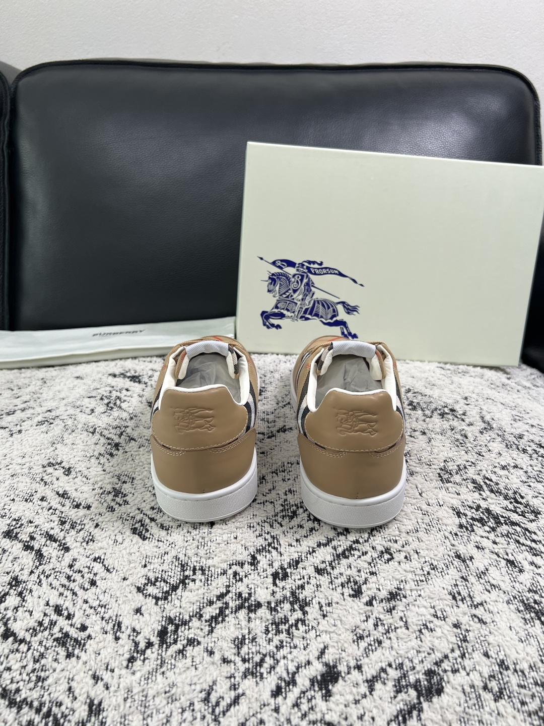 BURBERRY  顶级工艺品 巴宝莉 专柜同步，原厂配置意大利进口牛皮面料，高品质复杂拼接工艺，进口牛皮内里垫，透气舒