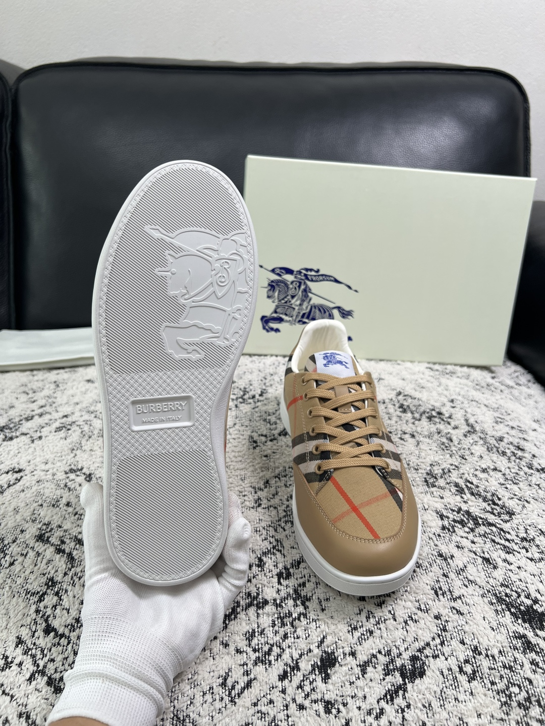 BURBERRY  顶级工艺品 巴宝莉 专柜同步，原厂配置意大利进口牛皮面料，高品质复杂拼接工艺，进口牛皮内里垫，透气舒