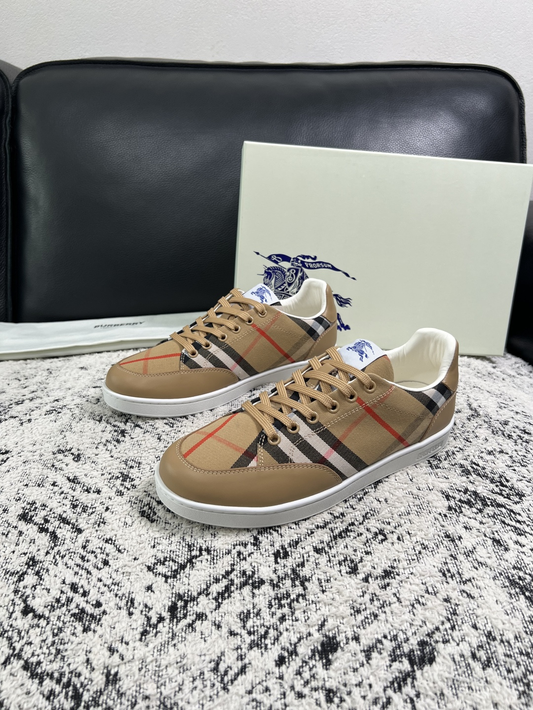 BURBERRY  顶级工艺品 巴宝莉 专柜同步，原厂配置意大利进口牛皮面料，高品质复杂拼接工艺，进口牛皮内里垫，透气舒