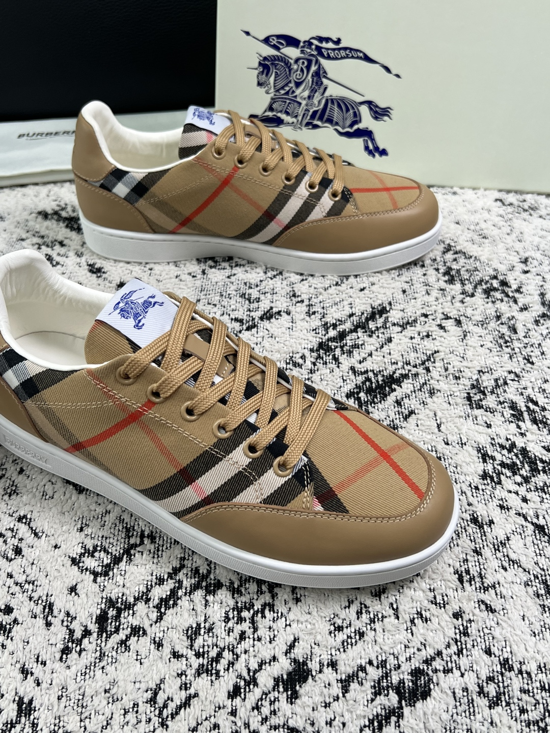 BURBERRY  顶级工艺品 巴宝莉 专柜同步，原厂配置意大利进口牛皮面料，高品质复杂拼接工艺，进口牛皮内里垫，透气舒