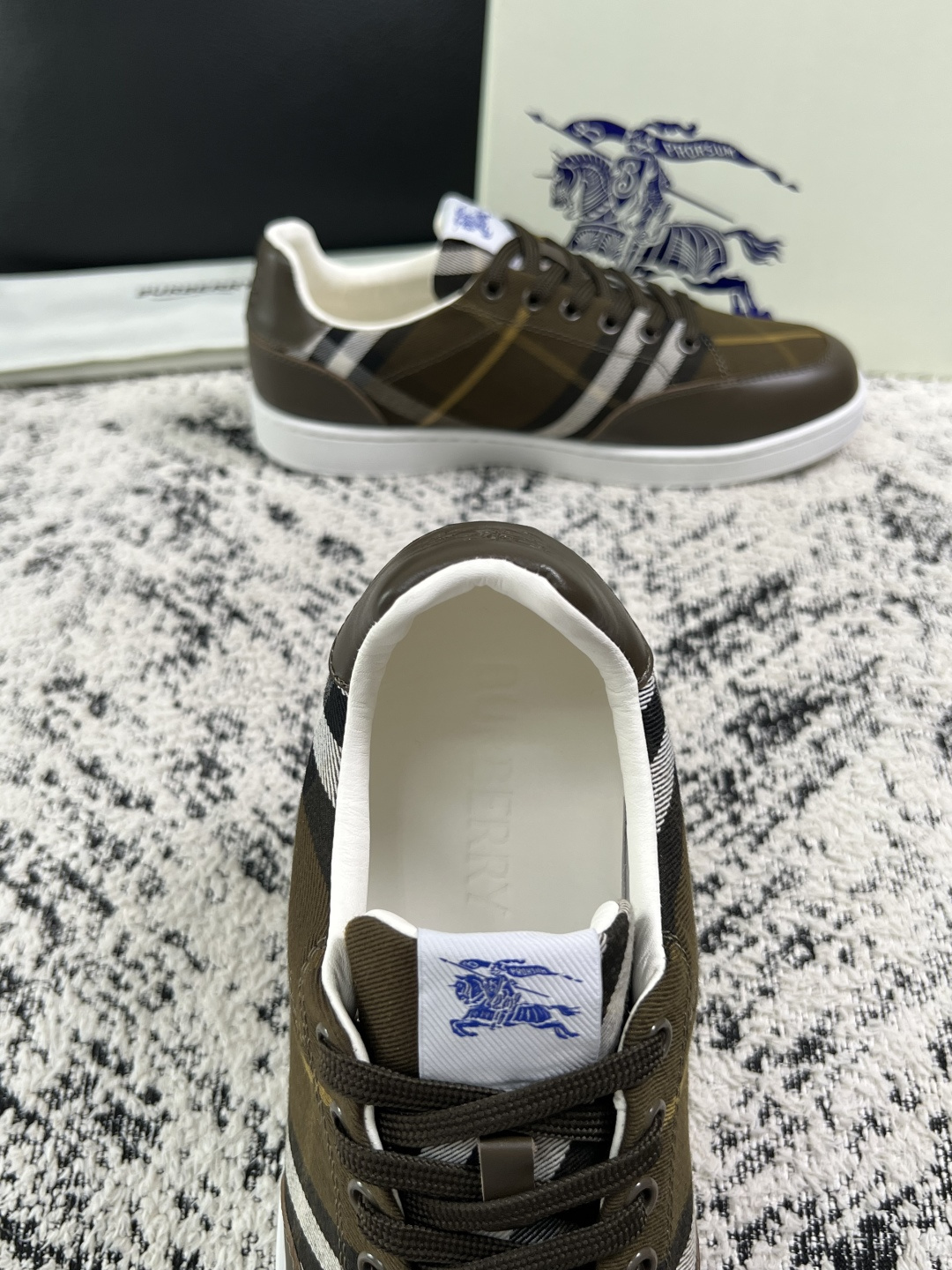 BURBERRY  顶级工艺品 巴宝莉 专柜同步，原厂配置意大利进口牛皮面料，高品质复杂拼接工艺，进口牛皮内里垫，透气舒