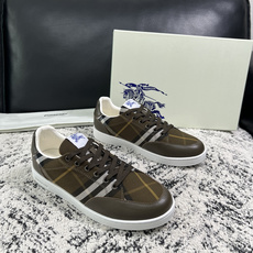BURBERRY 顶级工艺品 巴宝莉 专柜同步,原厂配置意大利进口牛皮面料,高品质复杂拼接工艺,进口牛皮内里垫,透气舒 BURBERRY 顶级工艺品 巴宝莉 专柜同步,原厂配置意大利进口牛皮面料,高品质复杂拼接工艺,进口牛皮内里垫,透气舒