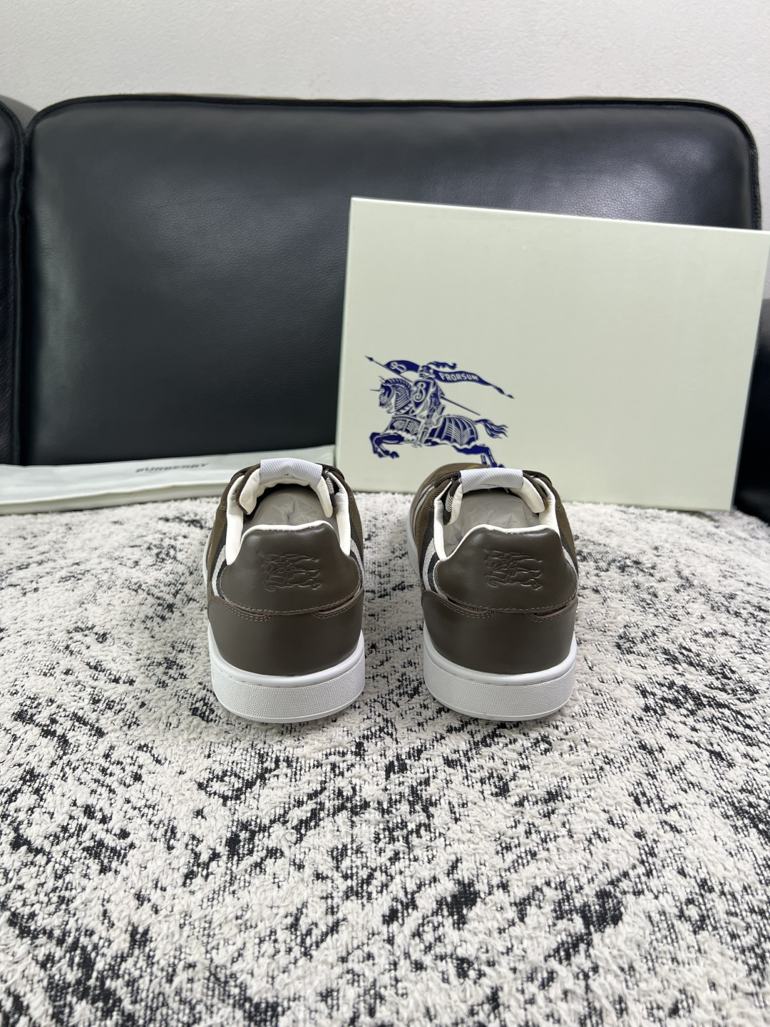 BURBERRY  顶级工艺品 巴宝莉 专柜同步，原厂配置意大利进口牛皮面料，高品质复杂拼接工艺，进口牛皮内里垫，透气舒