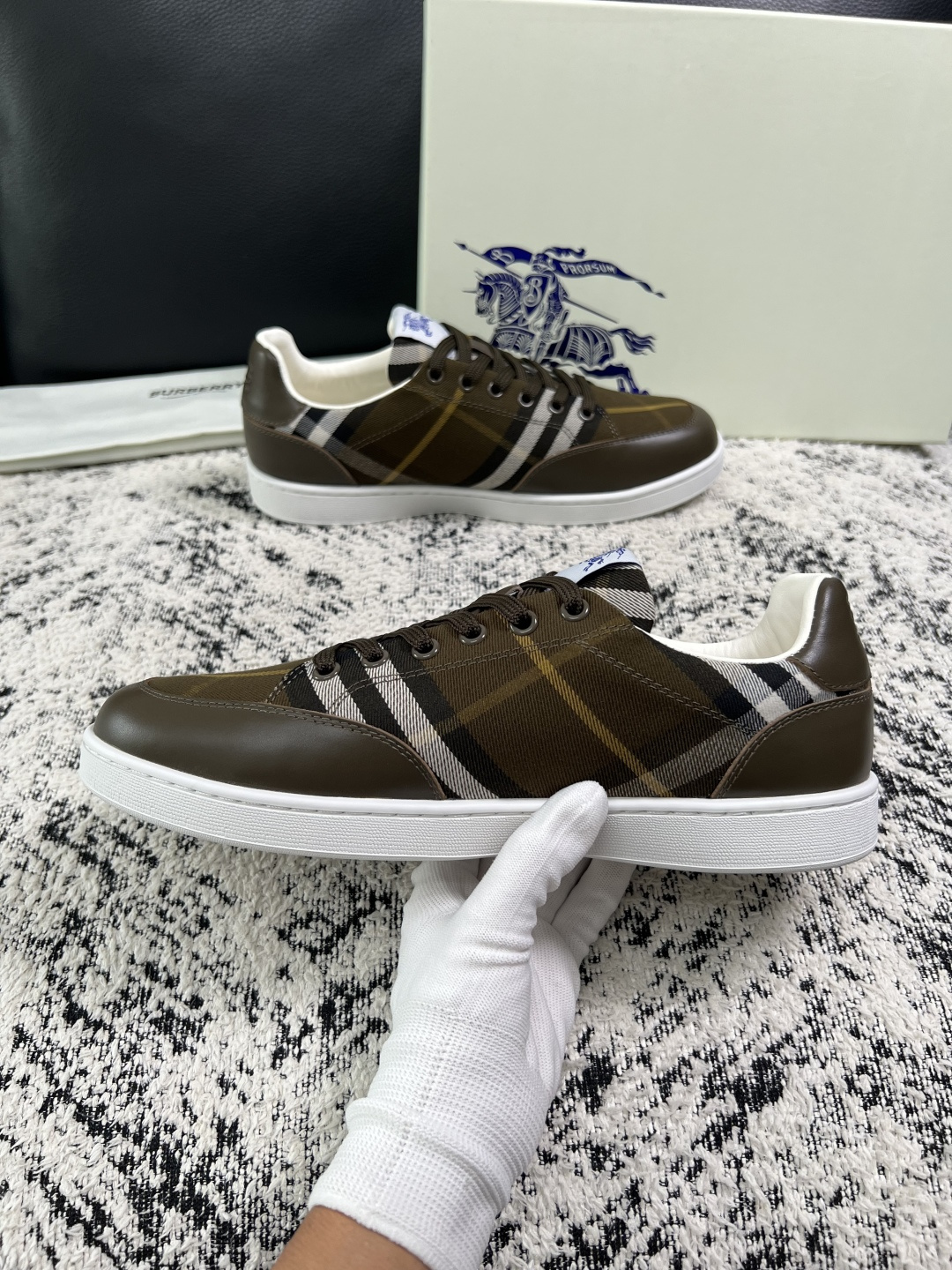 BURBERRY  顶级工艺品 巴宝莉 专柜同步，原厂配置意大利进口牛皮面料，高品质复杂拼接工艺，进口牛皮内里垫，透气舒