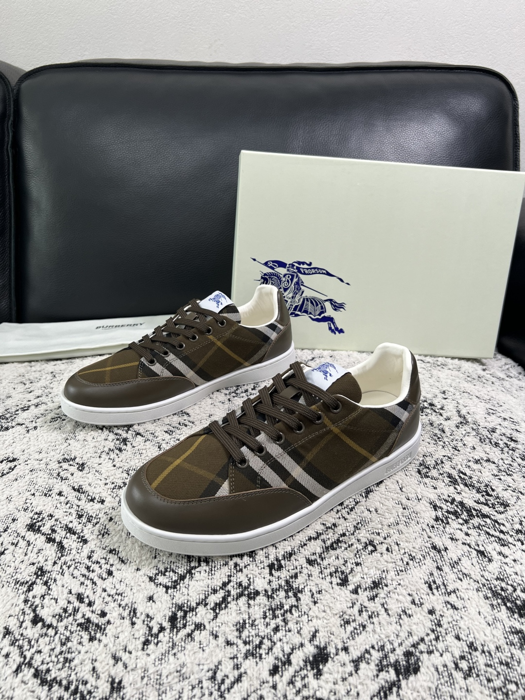 BURBERRY  顶级工艺品 巴宝莉 专柜同步，原厂配置意大利进口牛皮面料，高品质复杂拼接工艺，进口牛皮内里垫，透气舒