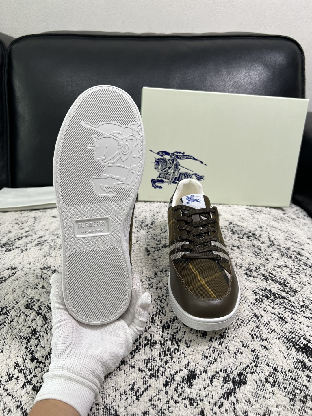 BURBERRY  顶级工艺品 巴宝莉 专柜同步，原厂配置意大利进口牛皮面料，高品质复杂拼接工艺，进口牛皮内里垫，透气舒