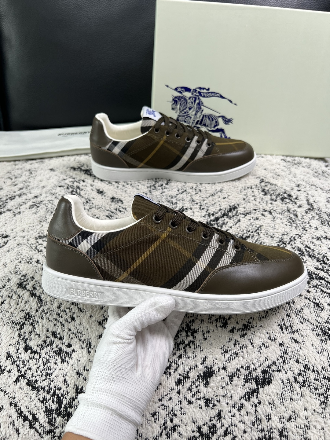 BURBERRY  顶级工艺品 巴宝莉 专柜同步，原厂配置意大利进口牛皮面料，高品质复杂拼接工艺，进口牛皮内里垫，透气舒