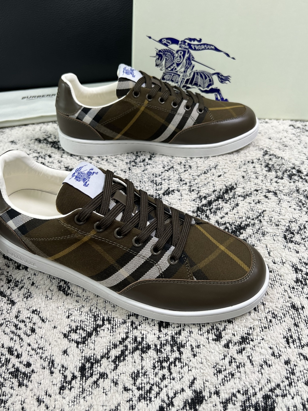 BURBERRY  顶级工艺品 巴宝莉 专柜同步，原厂配置意大利进口牛皮面料，高品质复杂拼接工艺，进口牛皮内里垫，透气舒