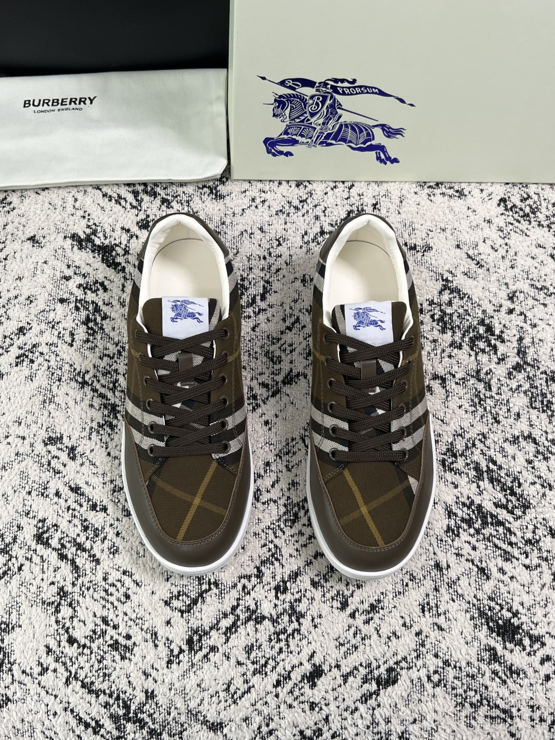 BURBERRY  顶级工艺品 巴宝莉 专柜同步，原厂配置意大利进口牛皮面料，高品质复杂拼接工艺，进口牛皮内里垫，透气舒