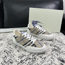 BURBERRY 顶级工艺品 巴宝莉 专柜同步,原厂配置意大利进口牛皮面料,高品质复杂拼接工艺,进口牛皮内里垫,透气舒 BURBERRY 顶级工艺品 巴宝莉 专柜同步,原厂配置意大利进口牛皮面料,高品质复杂拼接工艺,进口牛皮内里垫,透气舒