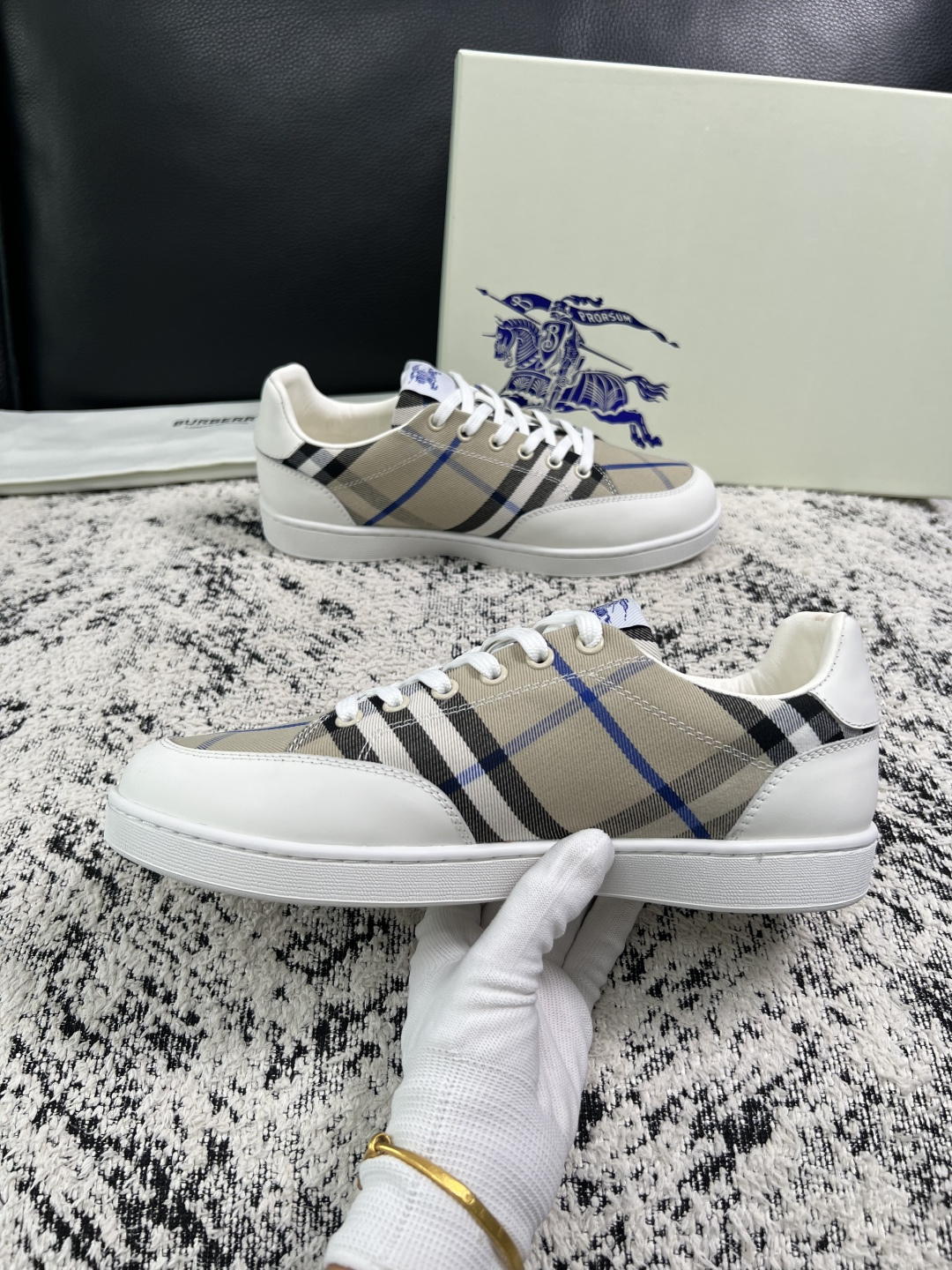 BURBERRY  顶级工艺品 巴宝莉 专柜同步，原厂配置意大利进口牛皮面料，高品质复杂拼接工艺，进口牛皮内里垫，透气舒