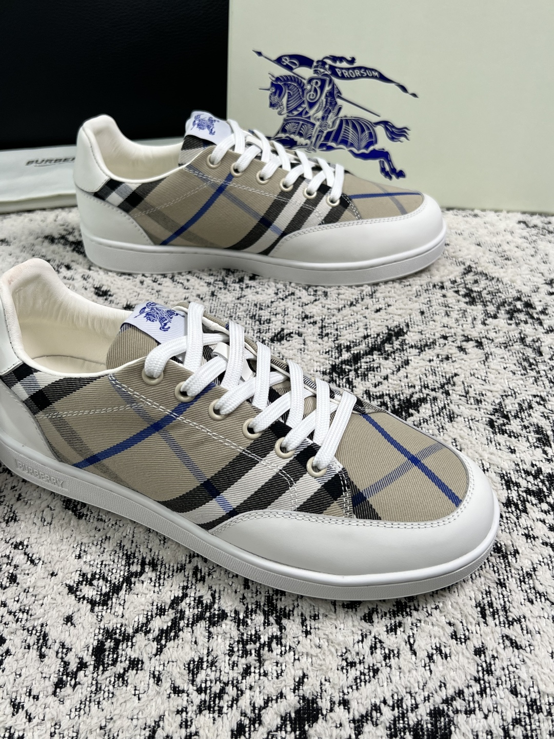 BURBERRY  顶级工艺品 巴宝莉 专柜同步，原厂配置意大利进口牛皮面料，高品质复杂拼接工艺，进口牛皮内里垫，透气舒