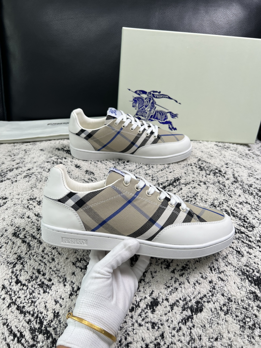 BURBERRY  顶级工艺品 巴宝莉 专柜同步，原厂配置意大利进口牛皮面料，高品质复杂拼接工艺，进口牛皮内里垫，透气舒