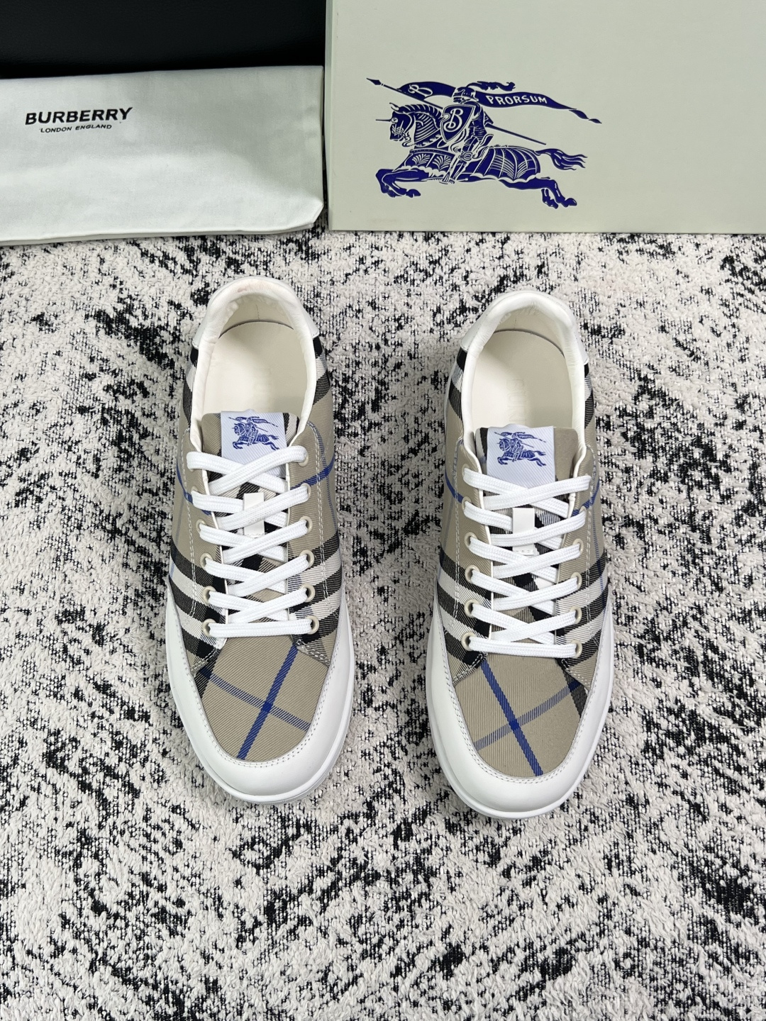 BURBERRY  顶级工艺品 巴宝莉 专柜同步，原厂配置意大利进口牛皮面料，高品质复杂拼接工艺，进口牛皮内里垫，透气舒