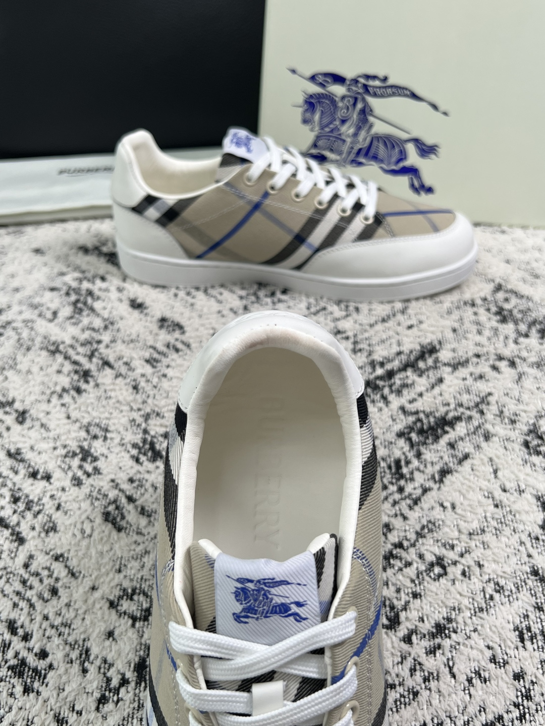BURBERRY  顶级工艺品 巴宝莉 专柜同步，原厂配置意大利进口牛皮面料，高品质复杂拼接工艺，进口牛皮内里垫，透气舒