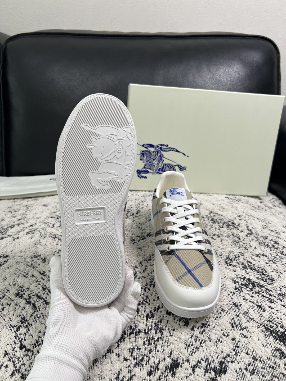 BURBERRY  顶级工艺品 巴宝莉 专柜同步，原厂配置意大利进口牛皮面料，高品质复杂拼接工艺，进口牛皮内里垫，透气舒