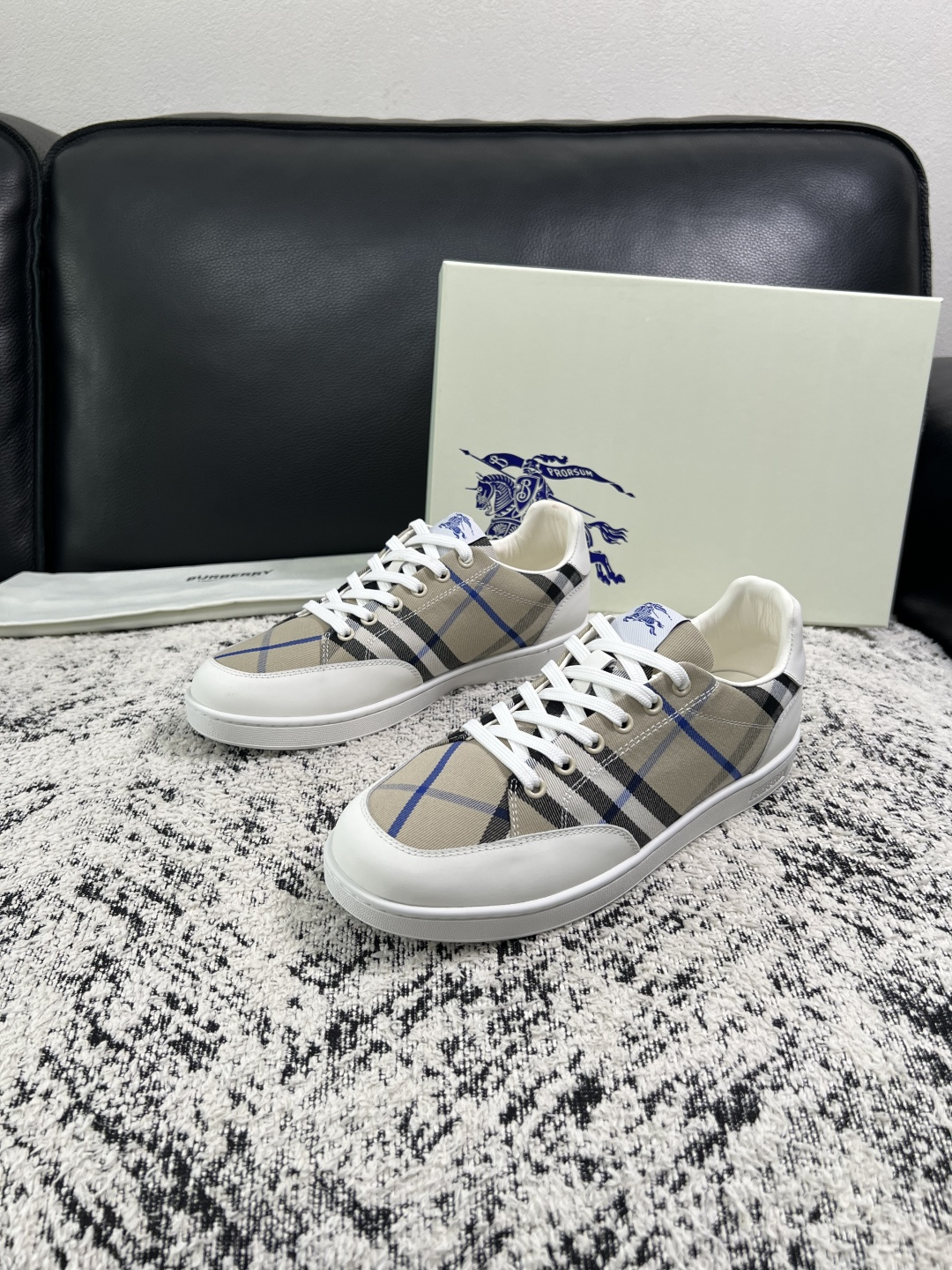 BURBERRY  顶级工艺品 巴宝莉 专柜同步，原厂配置意大利进口牛皮面料，高品质复杂拼接工艺，进口牛皮内里垫，透气舒