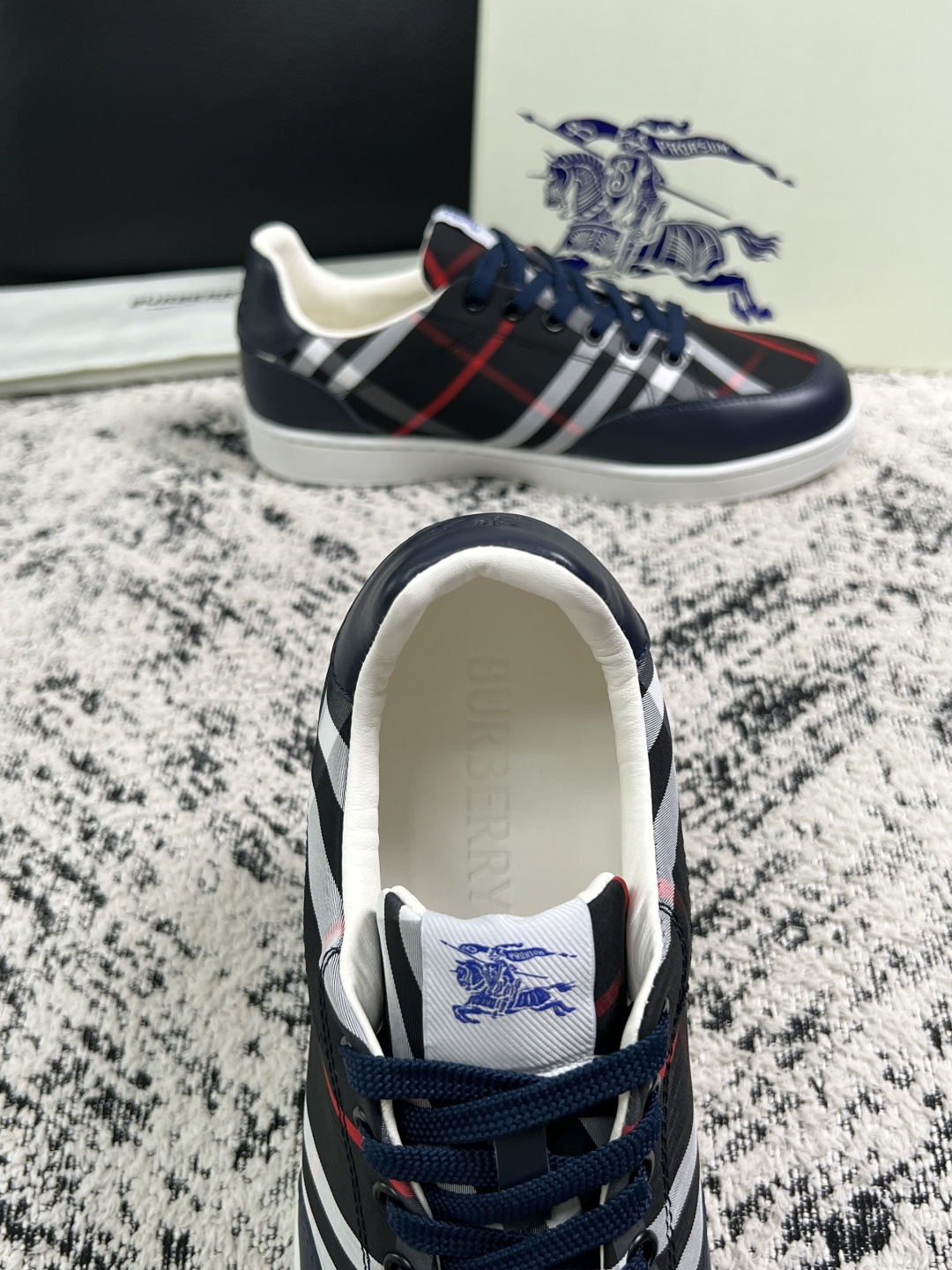 BURBERRY  顶级工艺品 巴宝莉 专柜同步，原厂配置意大利进口牛皮面料，高品质复杂拼接工艺，进口牛皮内里垫，透气舒