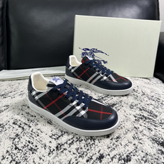 BURBERRY 顶级工艺品 巴宝莉 专柜同步,原厂配置意大利进口牛皮面料,高品质复杂拼接工艺,进口牛皮内里垫,透气舒 BURBERRY 顶级工艺品 巴宝莉 专柜同步,原厂配置意大利进口牛皮面料,高品质复杂拼接工艺,进口牛皮内里垫,透气舒