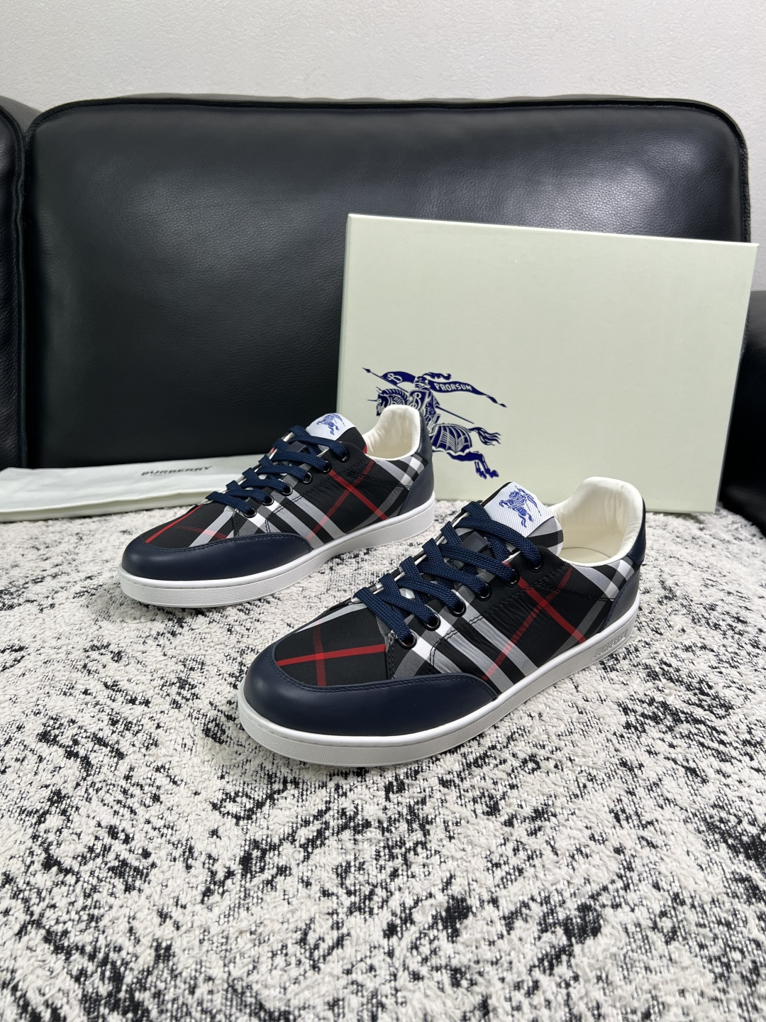 BURBERRY  顶级工艺品 巴宝莉 专柜同步，原厂配置意大利进口牛皮面料，高品质复杂拼接工艺，进口牛皮内里垫，透气舒
