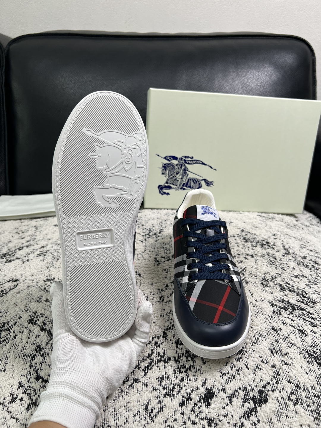 BURBERRY  顶级工艺品 巴宝莉 专柜同步，原厂配置意大利进口牛皮面料，高品质复杂拼接工艺，进口牛皮内里垫，透气舒