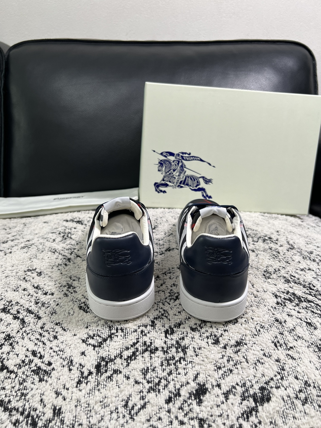 BURBERRY  顶级工艺品 巴宝莉 专柜同步，原厂配置意大利进口牛皮面料，高品质复杂拼接工艺，进口牛皮内里垫，透气舒