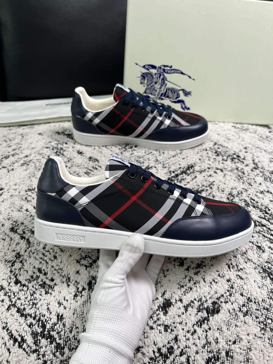 BURBERRY  顶级工艺品 巴宝莉 专柜同步，原厂配置意大利进口牛皮面料，高品质复杂拼接工艺，进口牛皮内里垫，透气舒