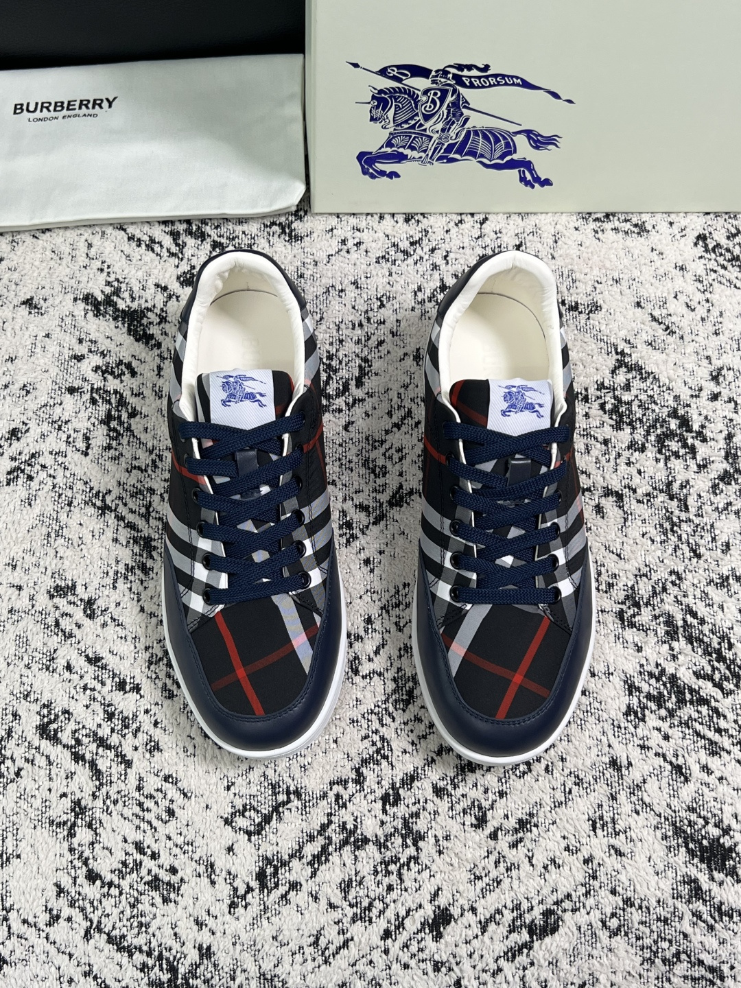 BURBERRY  顶级工艺品 巴宝莉 专柜同步，原厂配置意大利进口牛皮面料，高品质复杂拼接工艺，进口牛皮内里垫，透气舒