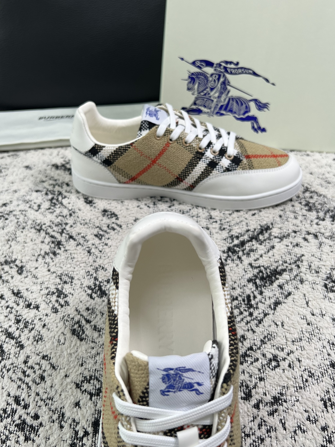 BURBERRY  顶级工艺品 巴宝莉 专柜同步，原厂配置意大利进口牛皮面料，高品质复杂拼接工艺，进口牛皮内里垫，透气舒