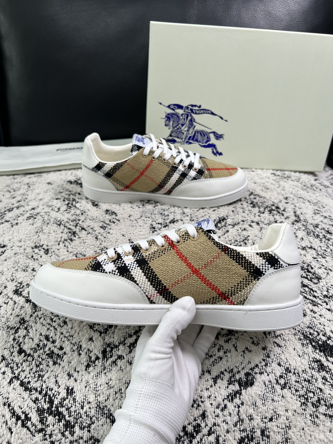 BURBERRY  顶级工艺品 巴宝莉 专柜同步，原厂配置意大利进口牛皮面料，高品质复杂拼接工艺，进口牛皮内里垫，透气舒