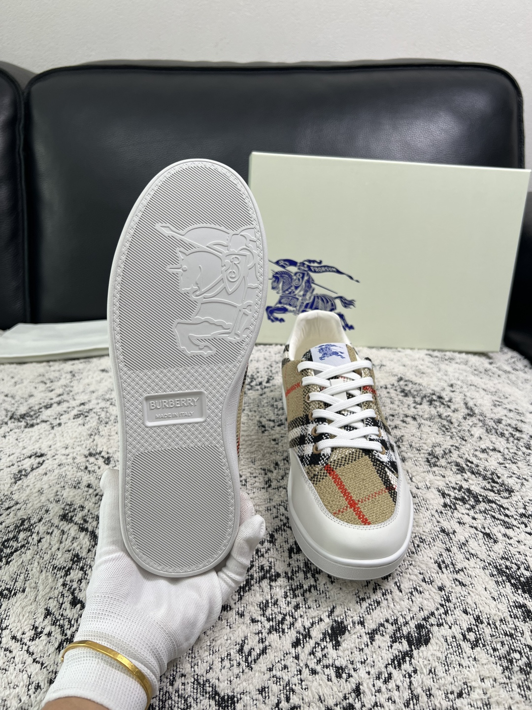 BURBERRY  顶级工艺品 巴宝莉 专柜同步，原厂配置意大利进口牛皮面料，高品质复杂拼接工艺，进口牛皮内里垫，透气舒