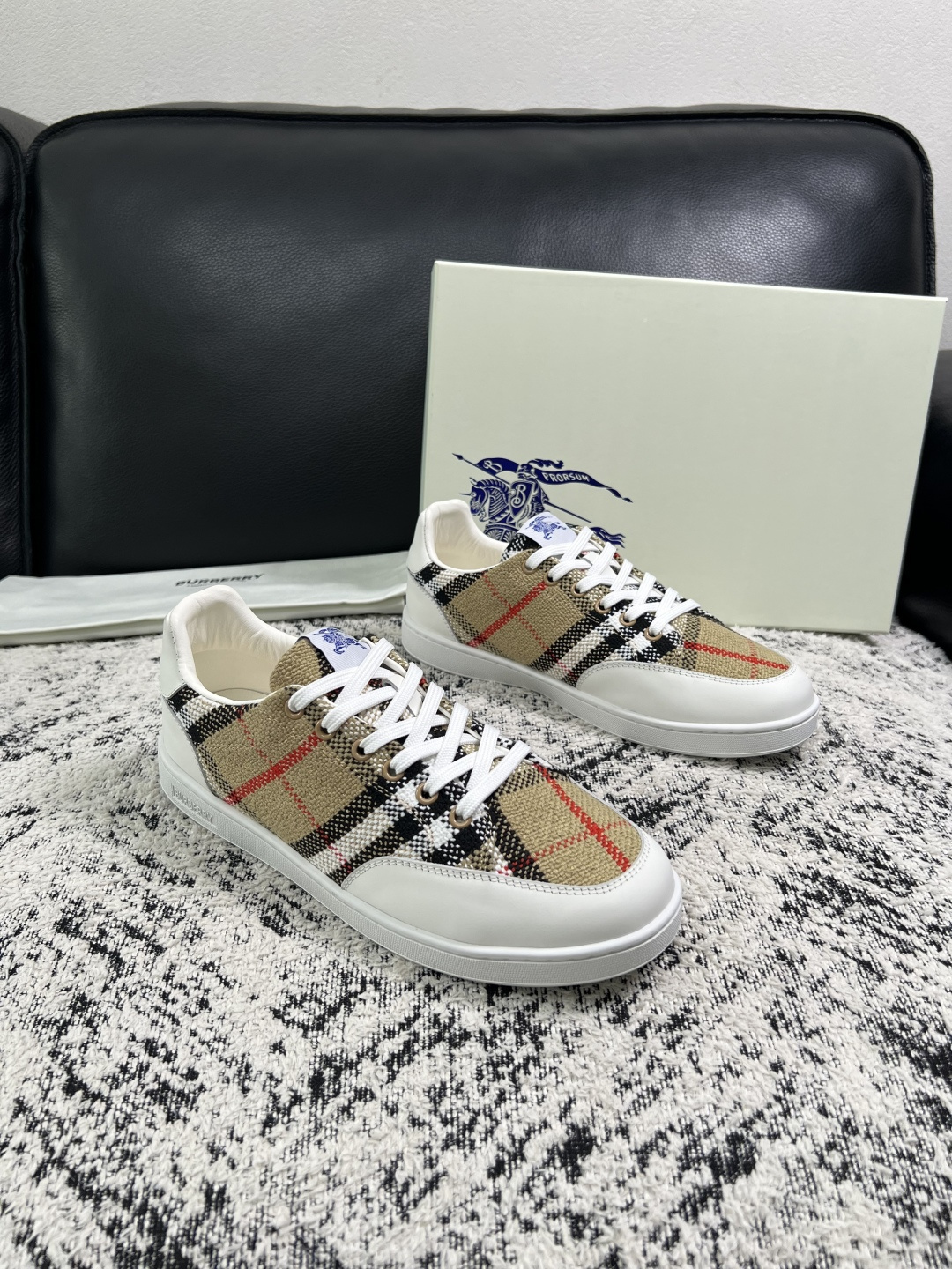 BURBERRY 顶级工艺品 巴宝莉 专柜同步,原厂配置意大利进口牛皮面料,高品质复杂拼接工艺,进口牛皮内里垫,透气舒 BURBERRY 顶级工艺品 巴宝莉 专柜同步,原厂配置意大利进口牛皮面料,高品质复杂拼接工艺,进口牛皮内里垫,透气舒