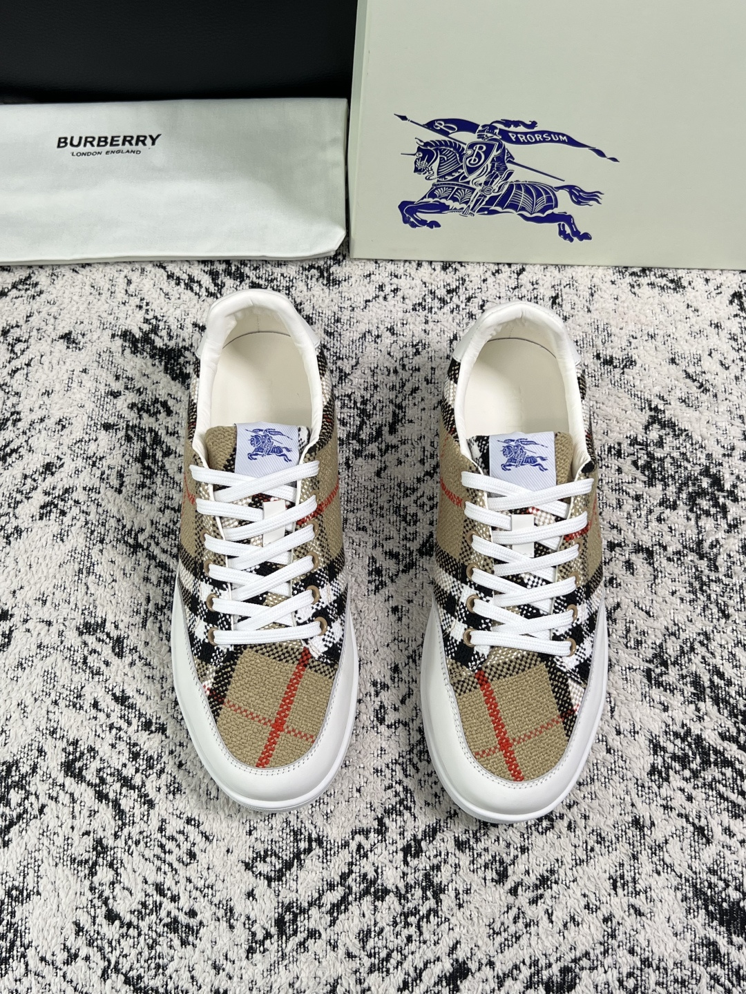 BURBERRY  顶级工艺品 巴宝莉 专柜同步，原厂配置意大利进口牛皮面料，高品质复杂拼接工艺，进口牛皮内里垫，透气舒