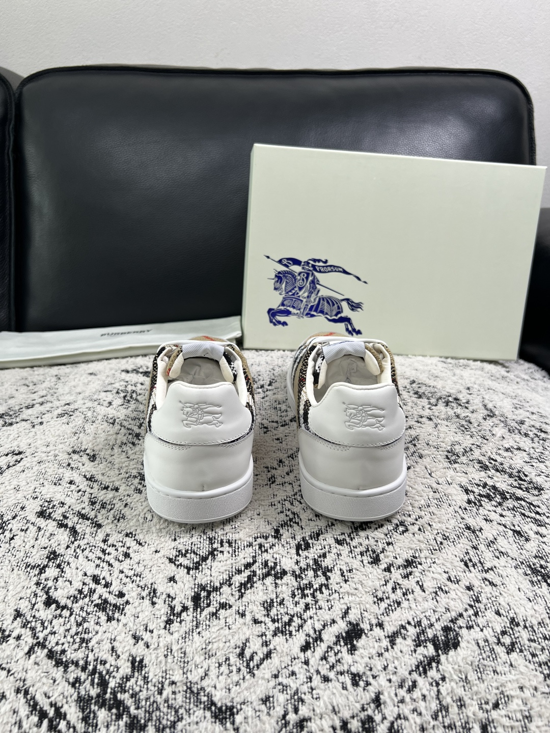 BURBERRY  顶级工艺品 巴宝莉 专柜同步，原厂配置意大利进口牛皮面料，高品质复杂拼接工艺，进口牛皮内里垫，透气舒