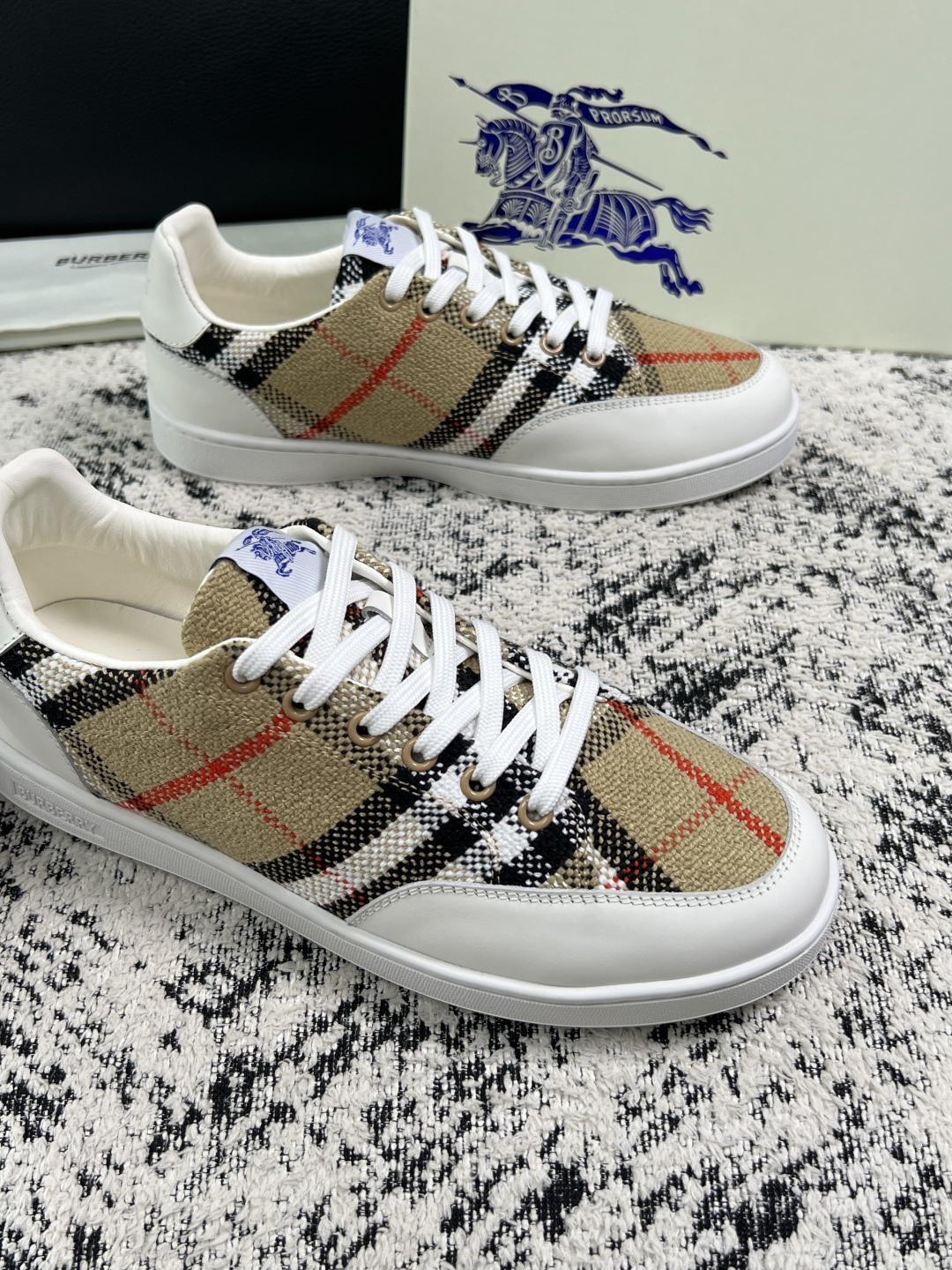 BURBERRY  顶级工艺品 巴宝莉 专柜同步，原厂配置意大利进口牛皮面料，高品质复杂拼接工艺，进口牛皮内里垫，透气舒