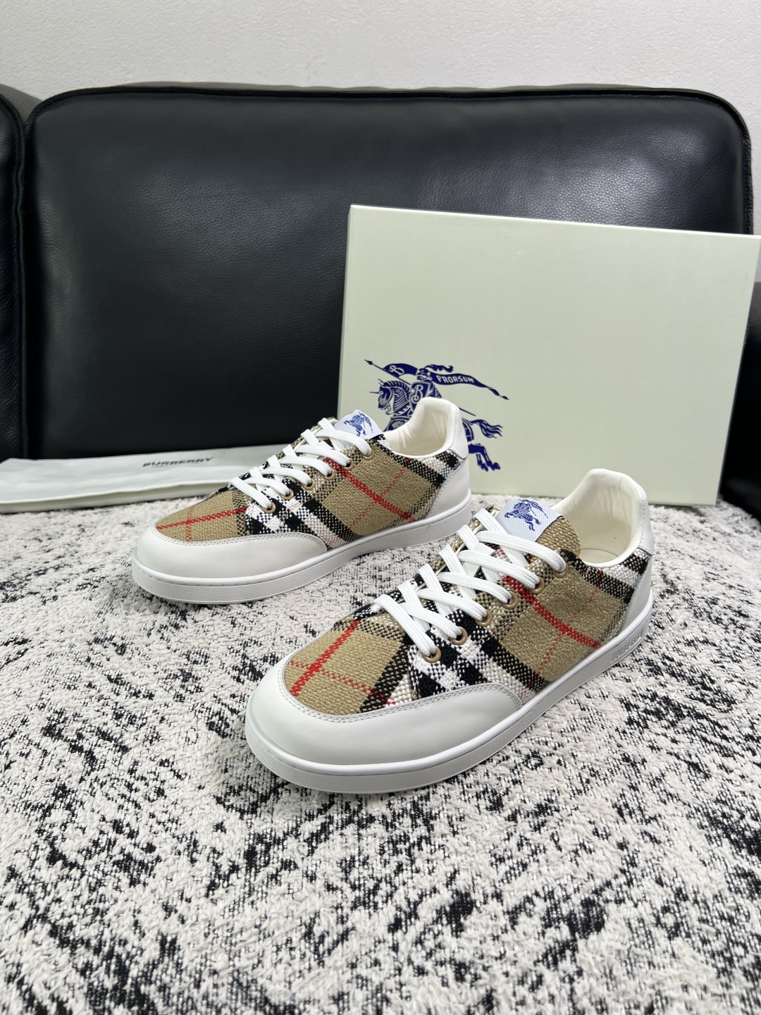 BURBERRY  顶级工艺品 巴宝莉 专柜同步，原厂配置意大利进口牛皮面料，高品质复杂拼接工艺，进口牛皮内里垫，透气舒