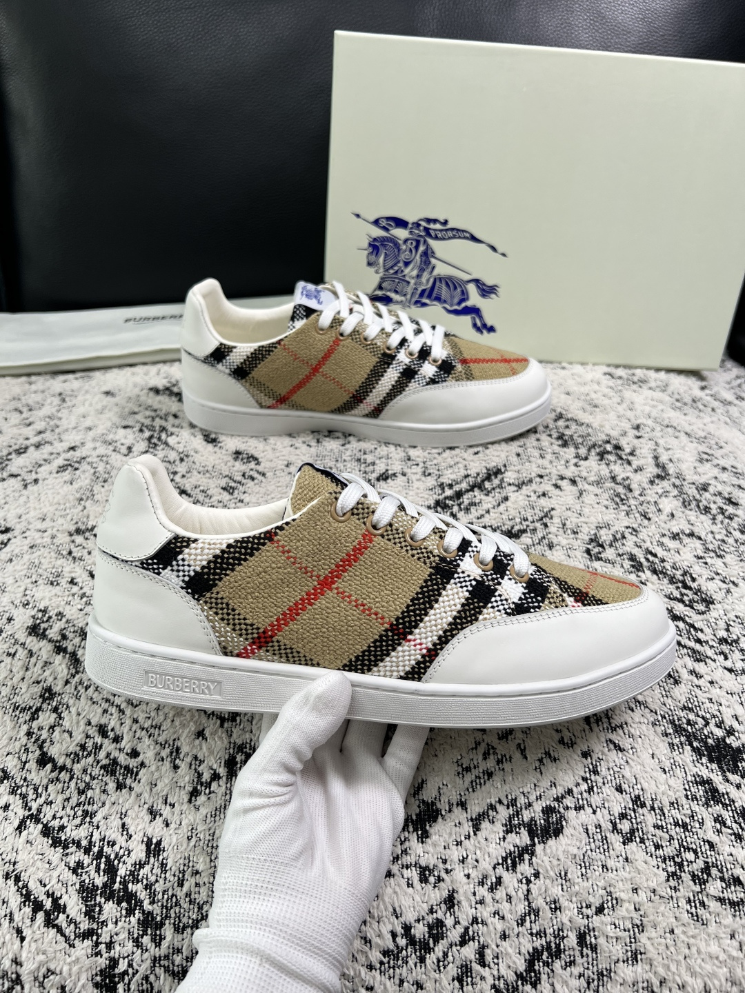 BURBERRY  顶级工艺品 巴宝莉 专柜同步，原厂配置意大利进口牛皮面料，高品质复杂拼接工艺，进口牛皮内里垫，透气舒