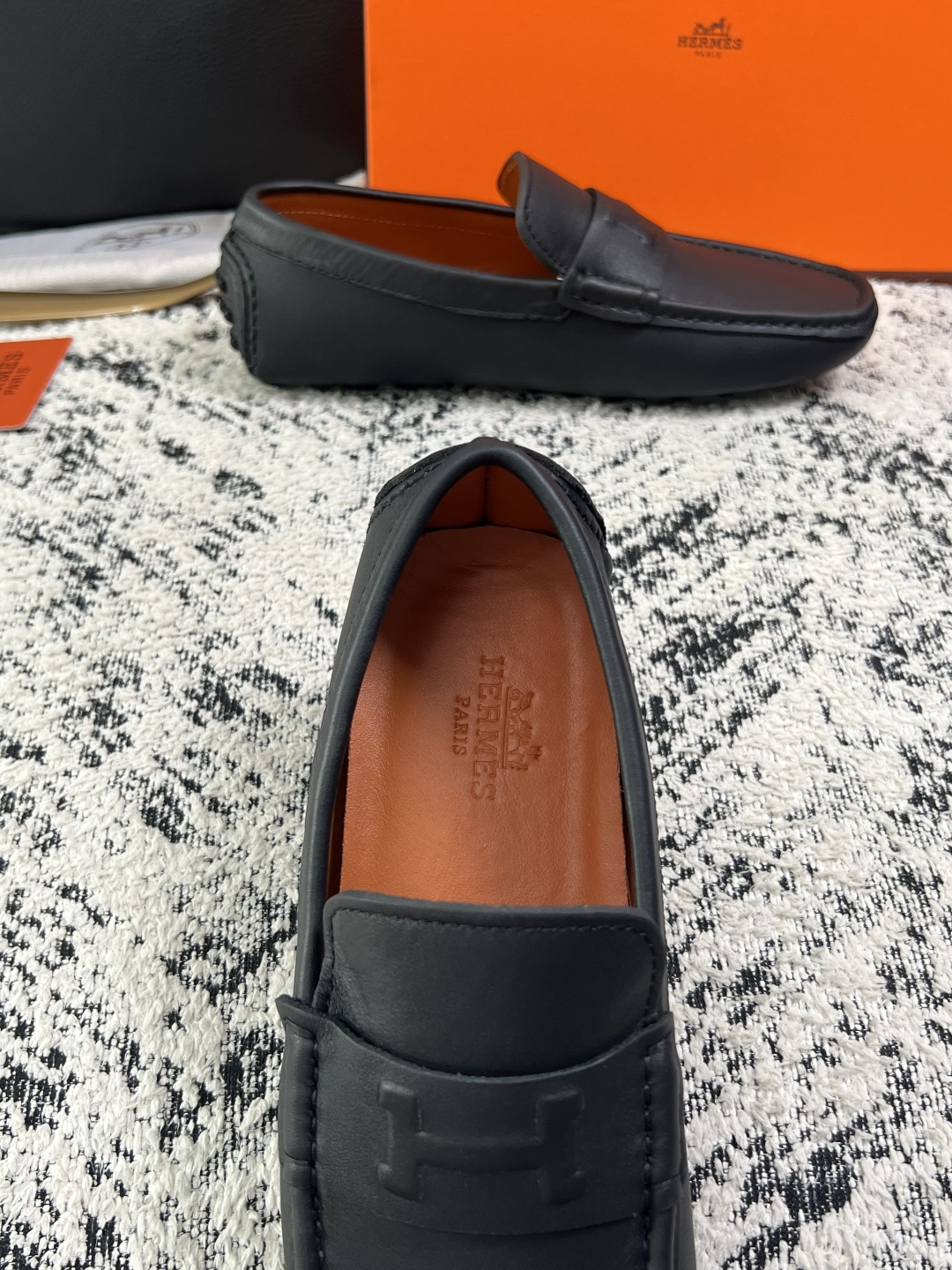 Hermes  高品质  顶级工艺品  爱马仕 豆豆鞋专柜同步发售原厂配置，意大利进口原版牛皮面料，高品质拼接工艺，全进