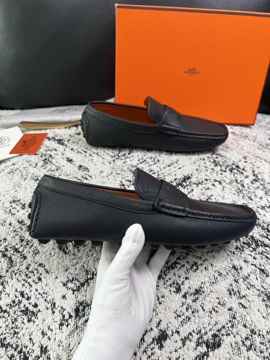 Hermes  高品质  顶级工艺品  爱马仕 豆豆鞋专柜同步发售原厂配置，意大利进口原版牛皮面料，高品质拼接工艺，全进