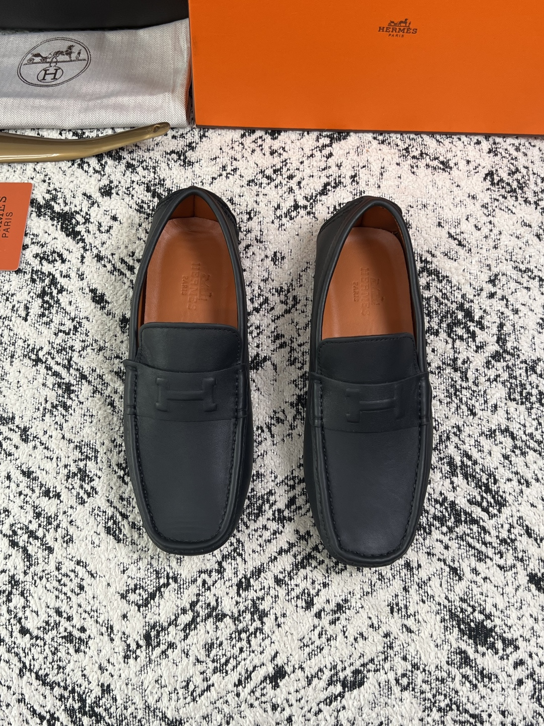 Hermes  高品质  顶级工艺品  爱马仕 豆豆鞋专柜同步发售原厂配置，意大利进口原版牛皮面料，高品质拼接工艺，全进