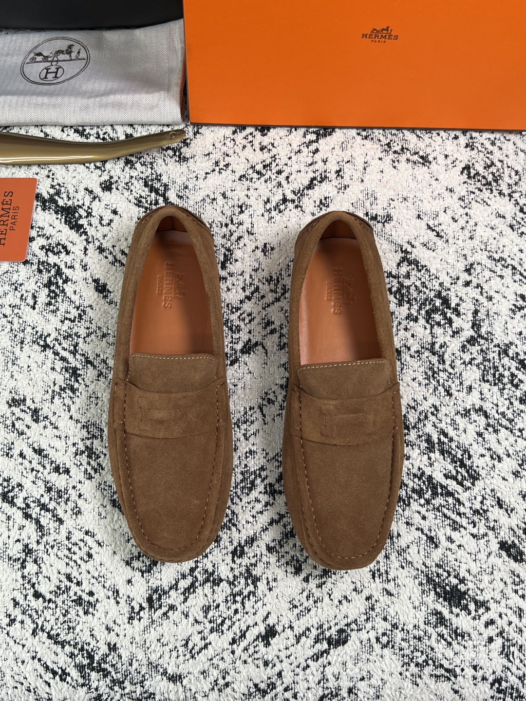 Hermes  高品质  顶级工艺品  爱马仕 豆豆鞋专柜同步发售原厂配置，意大利进口原版牛皮面料，高品质拼接工艺，全进
