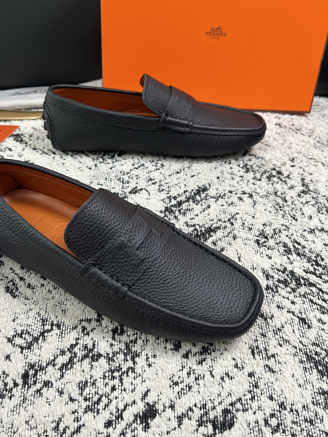Hermes  高品质  顶级工艺品  爱马仕 豆豆鞋专柜同步发售原厂配置，意大利进口原版牛皮面料，高品质拼接工艺，全进