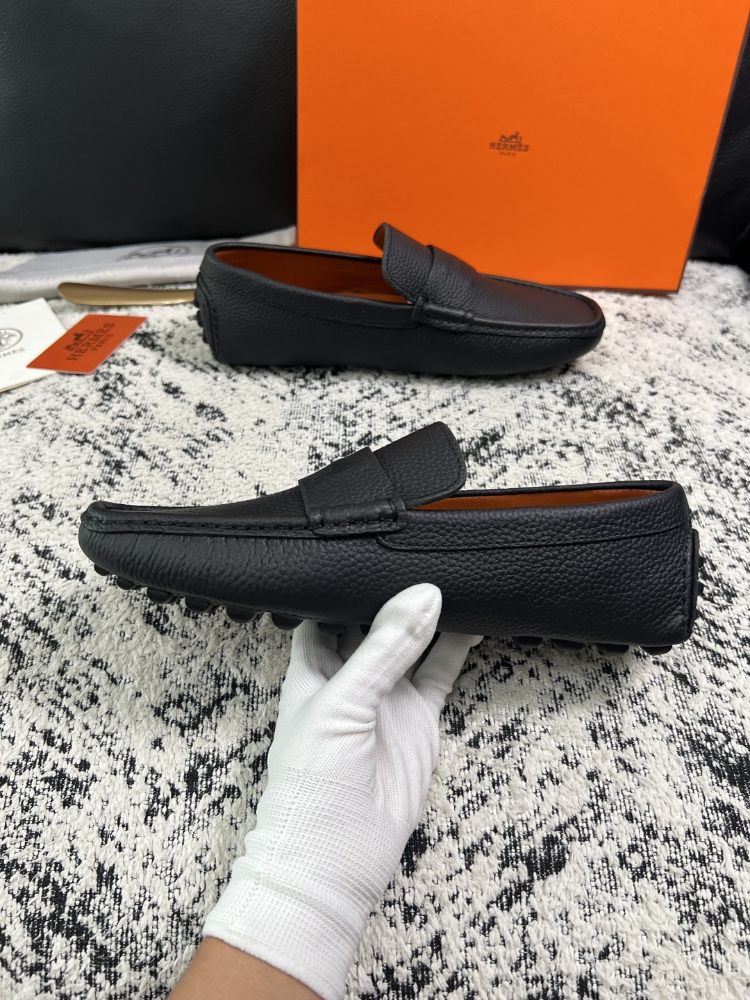 Hermes  高品质  顶级工艺品  爱马仕 豆豆鞋专柜同步发售原厂配置，意大利进口原版牛皮面料，高品质拼接工艺，全进