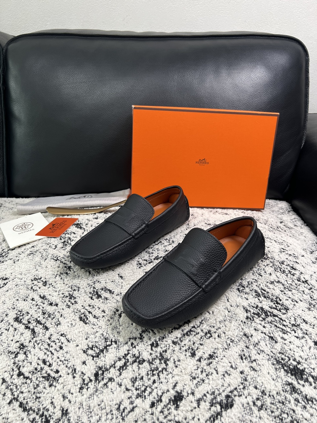 Hermes  高品质  顶级工艺品  爱马仕 豆豆鞋专柜同步发售原厂配置，意大利进口原版牛皮面料，高品质拼接工艺，全进