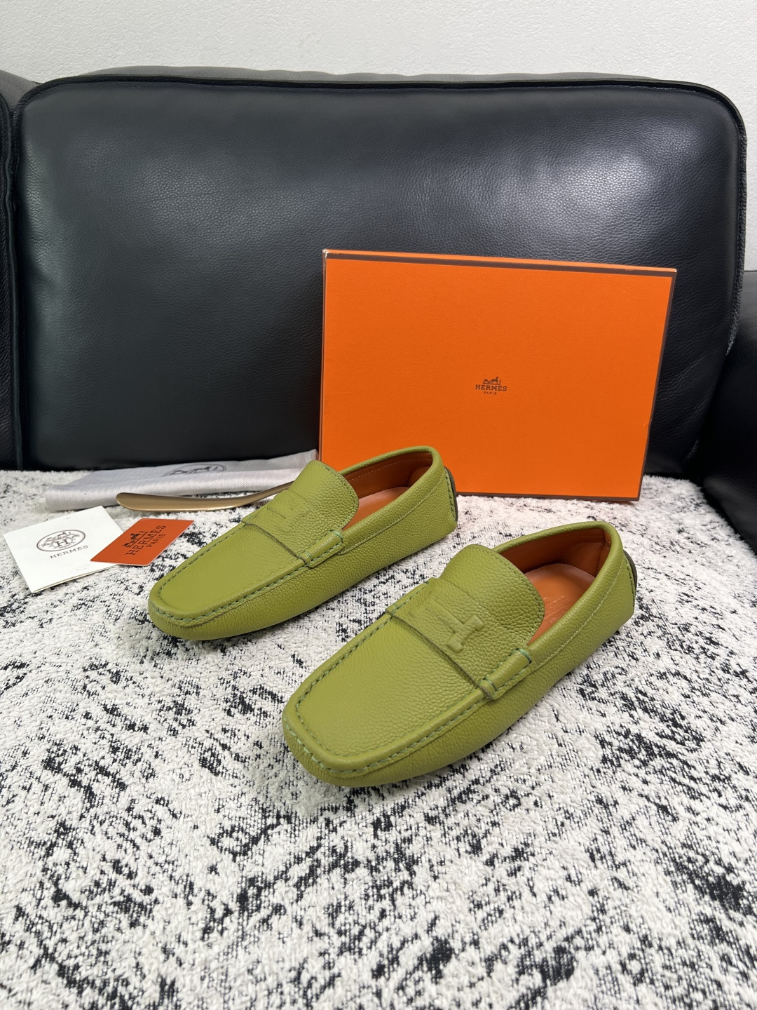Hermes  高品质  顶级工艺品  爱马仕 豆豆鞋专柜同步发售原厂配置，意大利进口原版牛皮面料，高品质拼接工艺，全进