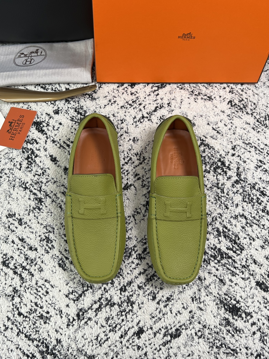 Hermes  高品质  顶级工艺品  爱马仕 豆豆鞋专柜同步发售原厂配置，意大利进口原版牛皮面料，高品质拼接工艺，全进