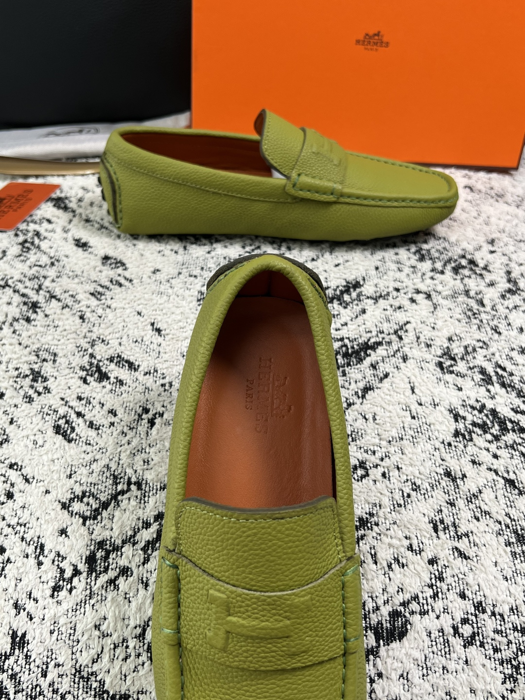 Hermes  高品质  顶级工艺品  爱马仕 豆豆鞋专柜同步发售原厂配置，意大利进口原版牛皮面料，高品质拼接工艺，全进