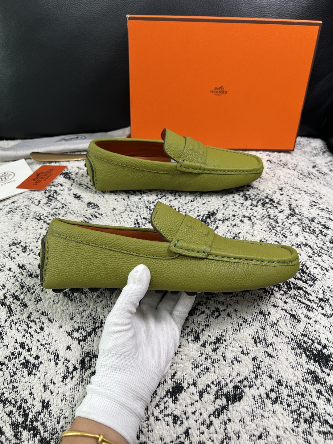 Hermes  高品质  顶级工艺品  爱马仕 豆豆鞋专柜同步发售原厂配置，意大利进口原版牛皮面料，高品质拼接工艺，全进